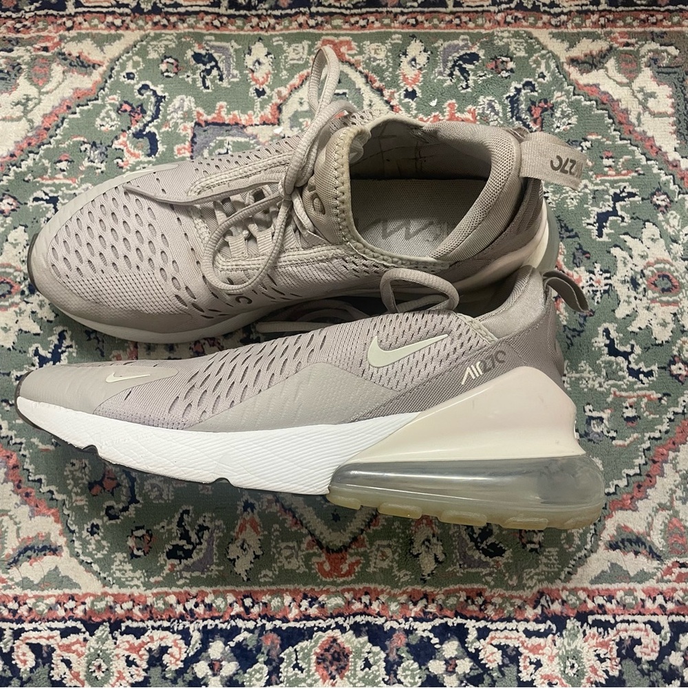 Nike Air Max 270 in Light Gray